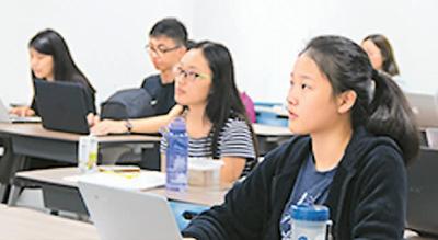 中国侨网厦门大学马来西亚分校的学生正在上课。该校成立于2016年10月，是第一所在海外设立的中国知名大学分校，面向全国进行招生，也招收马来西亚当地华人。