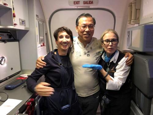 中国侨网阿拉斯加航空的空姐，感谢甄理达的义行。（美国《世界日报》/甄理达供图）