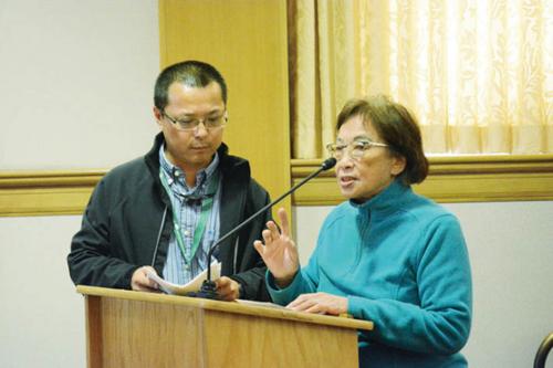 中国侨网退休前做过护士的张士蘅(右)说,吸食者没钱买大麻时会铤而走险,甚至针对华埠的老人抢劫。(美国《世界日报》/刘先进 摄)