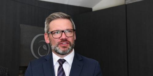 中国侨网移民部长Iain Lees-Galloway。(图片来源:新西兰先驱报中文网)