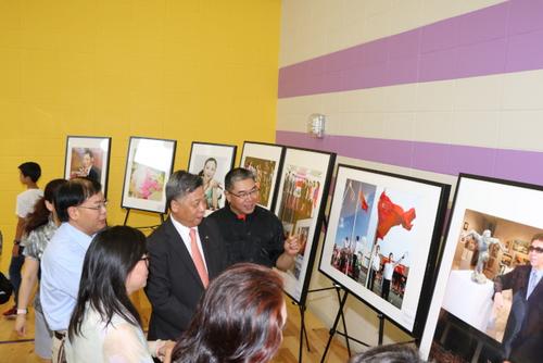 中国侨网由美国山西发展促进会、腾龙教育学院、休斯敦中国人活动中心共同举办的“休斯敦华人风采─贾忠摄影展”。(美国《世界日报》/封昌明 摄)