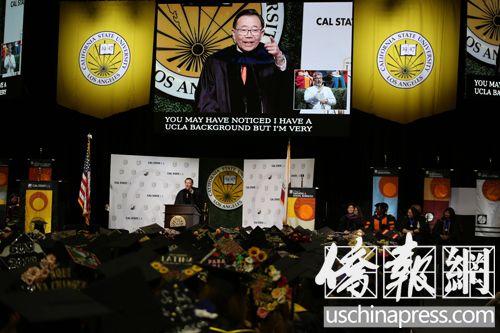 中国侨网美国亚美公义促进中心主席郭志明受邀在加州州大毕业典礼做主题演讲。 (美国《侨报》/高睿 摄)