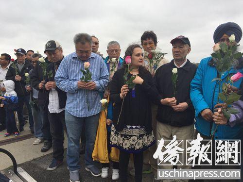 中国侨网亲友在曹耀明最后停车的地方献上鲜花。(图片来源:美国《侨报》)