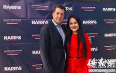 中国侨网副州长竞选人之一、华人女婿轲海瑞(Cole Harris)和夫人Cindy陈。(美国《侨报》/章宁 摄)