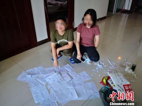 中国侨网图为警方解救出女留学生及查获的一批涉嫌传销资料。 张吉 摄