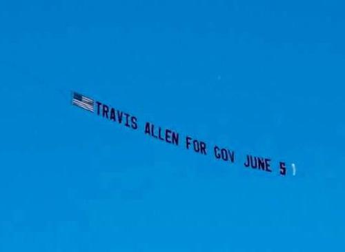 中国侨网南加部分华裔发起航飞横幅广告，支持州长候选人Trevis Allen初选出线。(美国《侨报》/受访者提供)