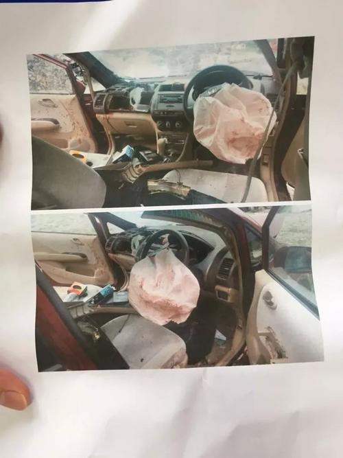 中国侨网死者父亲出示车祸后轿车内部的照片。（马来西亚《星洲日报》图片）