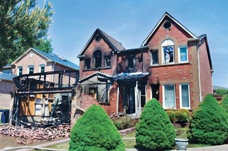 中国侨网被大火烧毁的民宅。(图片来源：加拿大《明报》记者摄)