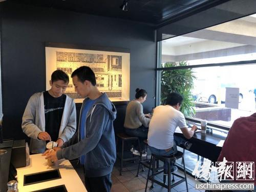 中国侨网两名华裔学生正在为咖啡加糖。美国《侨报》/高睿 摄)