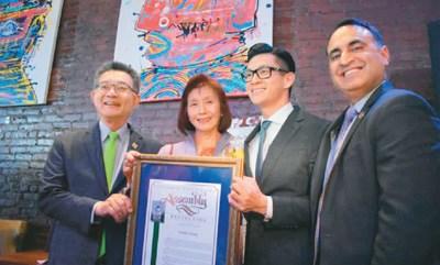 中国侨网图为旧金山亚太裔传统月庆祝活动中，加州众议员向洛斯盖图-萨拉度加联合高中校区教育委员张琛（左二）颁奖。（来源：美国侨报网）