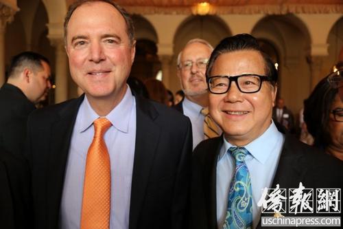 中国侨网廖钦和在会上与谢安达一起合影。(美国《侨报》/高睿 摄)