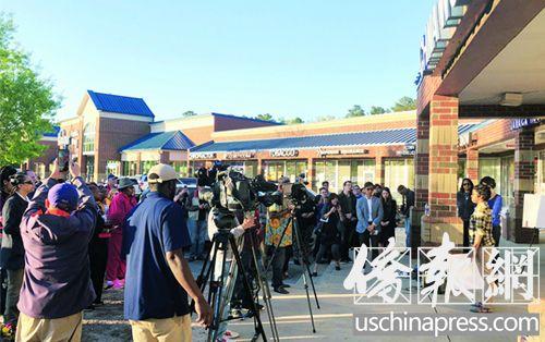 中国侨网数家电视台、数十民众汇集到停业关闭的中餐馆前。(美国《侨报》/毛苌子 摄)