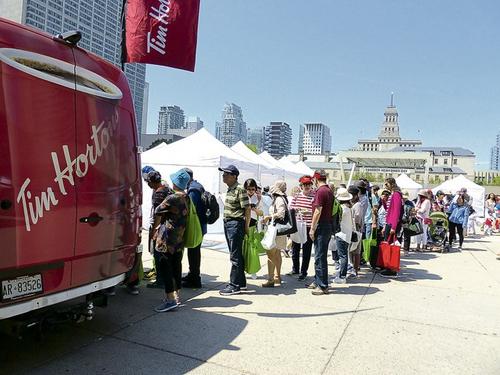 中国侨网Tim Horton's 免费咖啡最受民众欢迎（图片来源：加拿大《星岛日报》记者摄）