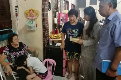 中国侨网黄书琪(右2)移交抚恤金予李金发遗孀吴月美。(马来西亚《诗华日报》图片)