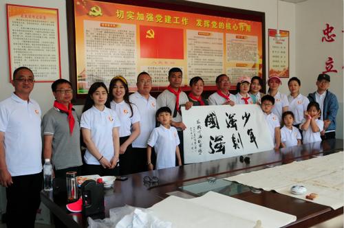 中国侨网澳大利亚华人慈善团体赴河北蔚县捐建爱心图书馆。