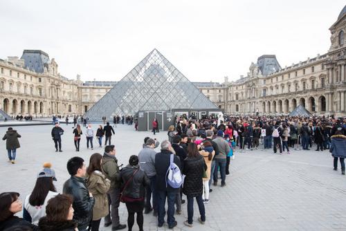中国侨网图为游客在巴黎罗浮宫前排队等待参观。(新华社资料图片)