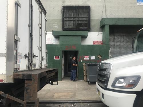 中国侨网一名非洲裔嫌犯18日闯入杨氏运输店抢劫13000多美元。(美国《世界日报》/牟兰 摄)