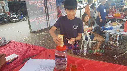 中国侨网余峻苇响应“捐款救国”,把存了5个月的零用钱捐给希盟政府减国债。(马来西亚《中国报》)