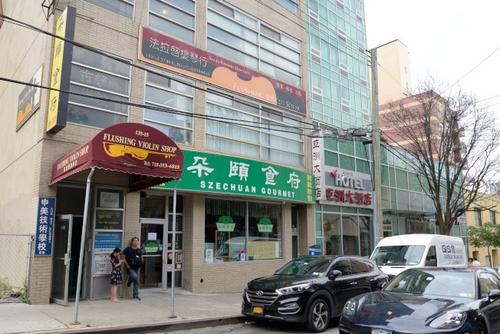中国侨网“朵颐食府”贴出内部装潢告示,外传老板已把店转让。(美国《世界日报》/朱泽人 摄)