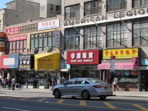 中国侨网纽约曼哈顿华埠坚尼路曾为闻名遐迩的“金店一条街”，鼎盛时期九成店面为金店。（美国《世界日报》／颜嘉莹 摄）