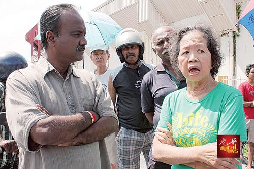 中国侨网西华古玛（左）赶抵现场慰问灾民谢女士。（马来西亚《光华日报》）