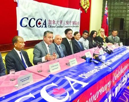 中国侨网加拿大大多伦多地区代表安省进步保守党出战的多名候选人，出席由加拿大华人保守党系会召开的新闻会。（加拿大《明报》图片）