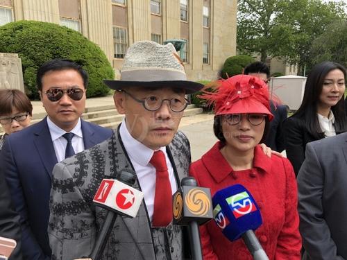 中国侨网周立波和妻子胡洁在庭审结束后开心接受采访。(美国《世界日报》/朱蕾 摄)
