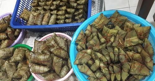 中国侨网叶女士准备为顾客订购的粽子送货。(马来西亚《诗华日报》)