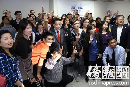 中国侨网伍国庆（中）和他的支持者手举V字形，预祝初选的胜利。（美国《侨报》/高睿 摄）