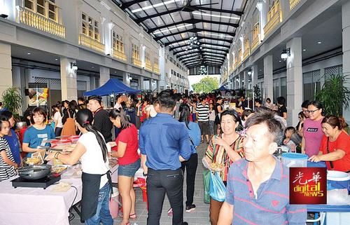 中国侨网华裔非常支持唐人夜市，人潮蜂拥前往捧场。（马来西亚《光华日报》）