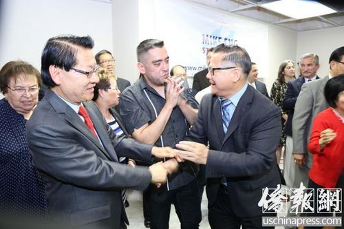 中国侨网美国圣盖博市议员廖钦和(右)向伍国庆表示祝贺。(美国《侨报》/高睿 摄)