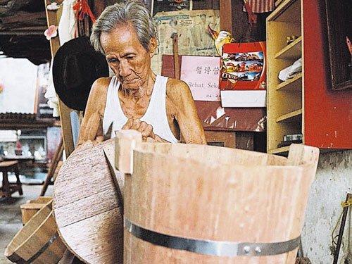 中国侨网“木桶爷爷”生前在豆腐街打造了半个世纪的木桶史。（来源：马来西亚《中国报》）