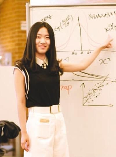 中国侨网资料图:朱军蒙在参加高考后,也收到了华盛顿大学的录取通知书,由此开启了自己的留学生涯。图为2016年5月,朱军蒙本科即将毕业时在图书馆留影。