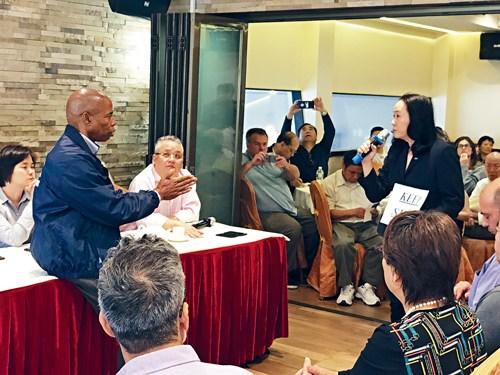 中国侨网同源会陈慧华以理力争向区长进言。(图片来源:美国《星岛日报》)