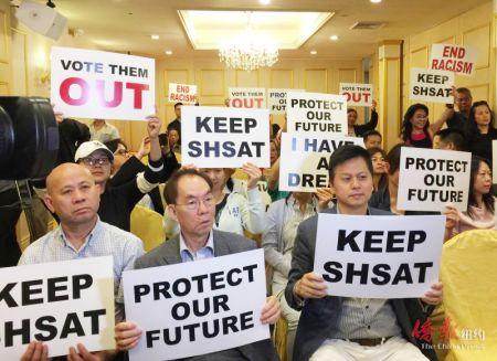 中国侨网连日来华裔民众用多种方式抗议市长白思豪要取消SHSAT。(美国《侨报》/崔国萁 摄)