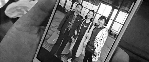 中国侨网夫妻俩送女儿到高铁站后拍的一张合影，这也是他们最后一张合影。