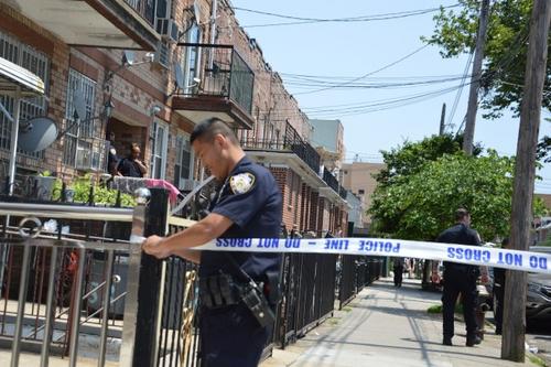中国侨网纽约布鲁克林8大道交53街的公寓内7日中午发生枪击案，一对华裔兄妹受伤，警方封锁现场。(美国《世界日报》/牟兰 摄)