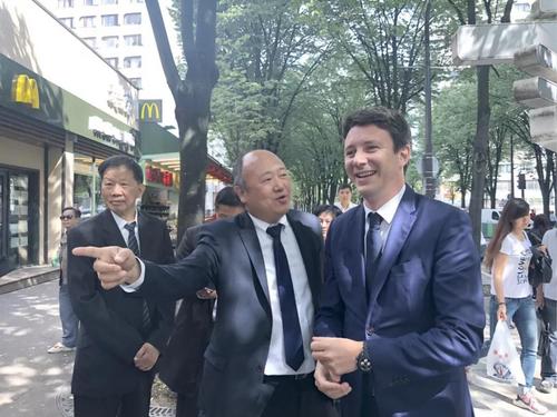 中国侨网格里沃（右）在陈文雄（中）、吴武华（左）等陪同下考察13区。（《欧洲时报》微信公众号）