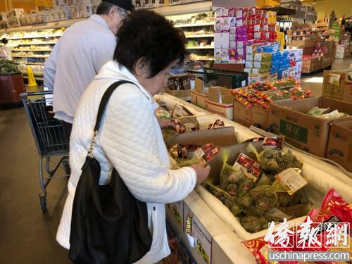 中国侨网华裔居民正在超市选购粽子。美国《侨报》 王旖涵摄