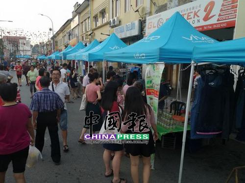 中国侨网文化街的贩商自行开档营业。（马来西亚《中国报》）