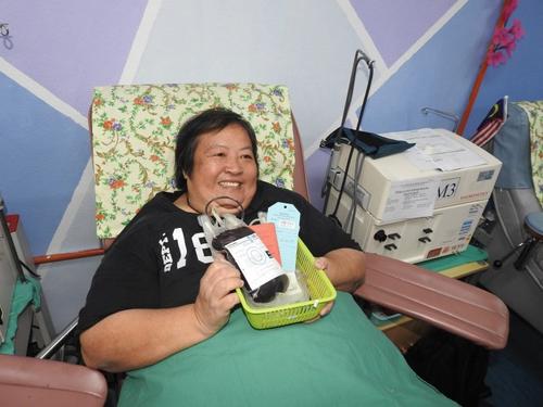 中国侨网庄雪珠第100次捐出满满的一袋血。（马来西亚《星洲日报》）