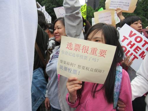 中国侨网孩童举着“选票很重要”的牌子参加示威游行。(美国《世界日报》/颜嘉莹 摄)