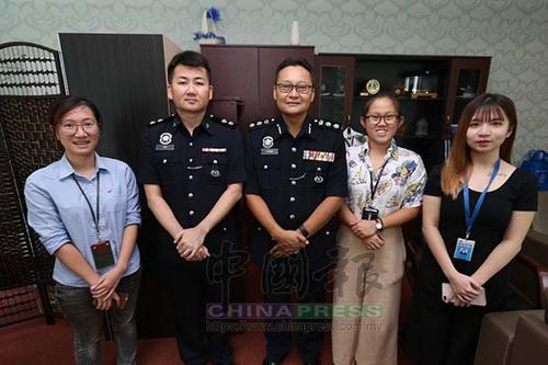 中国侨网诺阿兹曼（中）在雪州商业罪案调查行动组助理警监陈枷荪（左2）陪同下接受中文媒体记者访问。（马来西亚《中国报》/张智汶 摄）