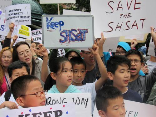 中国侨网数千名家长、学生、孩童10日聚集在市政厅前抗议,反对市长白思豪废SHSAT。(美国《世界日报》/颜嘉莹 摄)