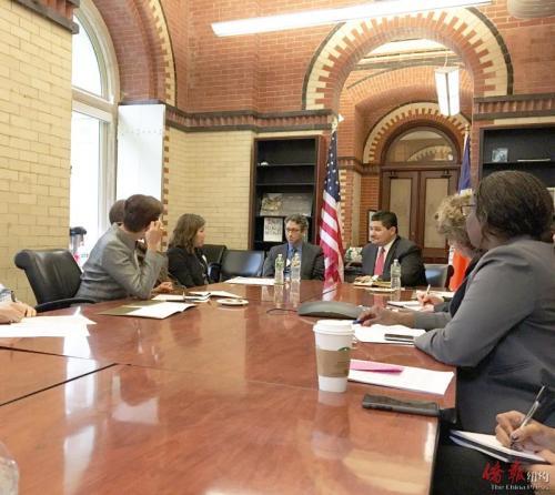 中国侨网国会议员孟昭文12日会晤了纽约市教育局长卡兰纳。（美国《侨报》）