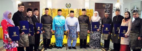 中国侨网玻璃市州行政议员合照；左四为郑再安。（马来西亚《星洲日报》）