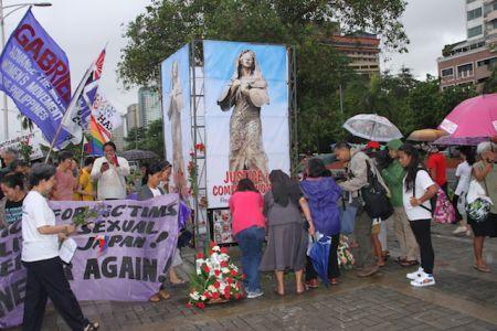 中国侨网当地时间6月12日，菲律宾多个团体举行纪念活动，要求重竖“慰安妇”铜像。(《菲律宾商报》/Tony Ramos摄)
