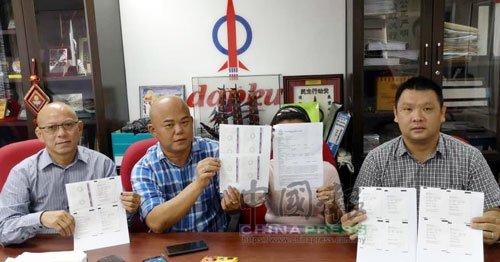 中国侨网何女士（左三）申诉被电话骗案骗走21万令吉。（马来西亚《中国报》）