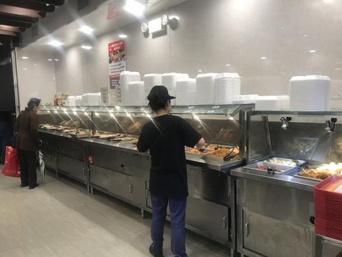 中国侨网发泡塑料材质的替代品至少比原材质贵三倍左右。(美国《世界日报》)