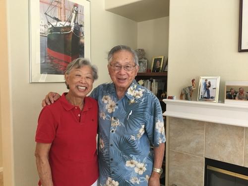 中国侨网谭卓仪和太太Loretta在圣地亚哥家中接受采访。（美国《世界日报》/王全秀子摄）